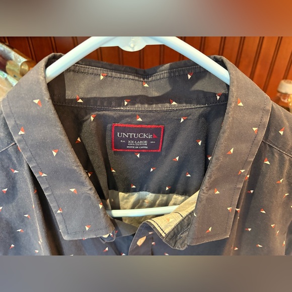 UNTUCKit men’s short sleeve button front shirt. Sharp Navy Blue with Red Pattern - Picture 6 of 7